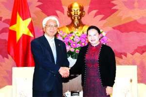 國會主席阮氏金銀昨(19)日下午在國會大廈接見了正在對我國訪問的日本參議院副議長小川敏夫。