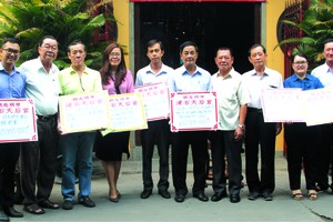 　　浸石天后宮理事長張敬和（右四）與諸位理事代表向各單位捐贈善款。