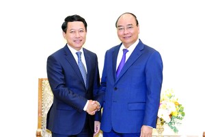 政府總理阮春福昨(26)日上午在政府辦事處，接見了正在越南進行正式訪問的老撾外交部長沙倫塞‧貢瑪西。