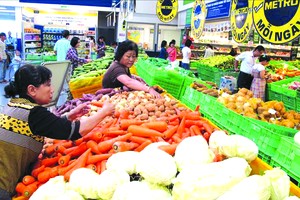 消費者在超市購買果蔬。