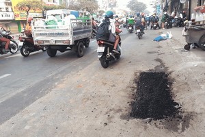馬虎地鋪路，對交通安全與市容造成影響。
