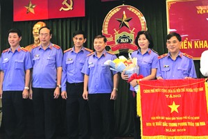 市委書記阮善仁向人民檢察院頒發政府競賽錦旗。