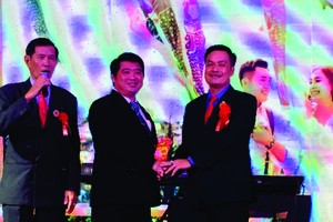 陳昶霖醫師(右一)把重修經費轉交給潁川華文中心代表。