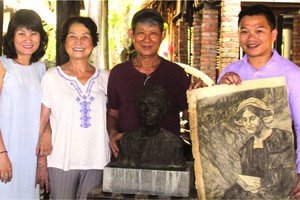 李克柔畫家(左三)與妻兒向麒麟捐贈珍貴華人文物。