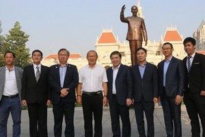 市人委會主席阮成鋒和男足主教練朴恒緒合影。