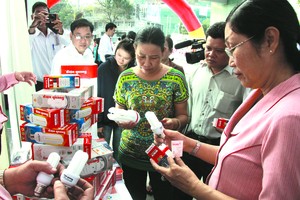 市民選購節電燈泡。