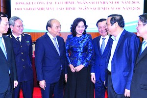 政府總理阮春福與各代表交流。