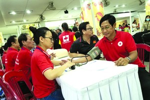 民眾在“春天情義”盛會參加免費體檢活動。