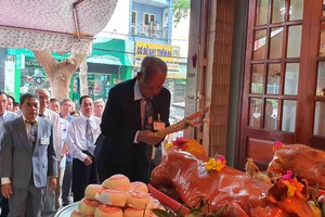 高陽堂許氏大宗祠昨(31)日上午，備辦金豬、水果、餅糕、香燭、元寶等，舉行隆重的祭祀祖先儀式，第十一屆理監事會全體成員、顧問和宗親父老踴躍參加。