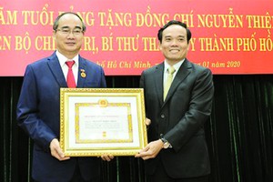 昨(31)日中午，市民-政-黨機關黨部舉行向黨中央政治局委員、市委書記阮善仁頒授40年黨齡紀念章儀式。