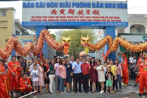 衡英堂龍獅藝術團與本報領導及職工合照。