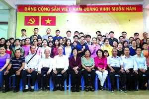 各代表與大學生合影。