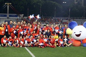 越南女足隊與主教練梅德鐘在榮獲2019年東南亞運動會金牌時的喜悅。