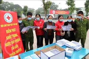 向民眾免費派發口罩和傳單。