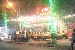 　　位於第六郡第十三坊10號路的美食街佔用了寬達6至8米的人行道，步行者只好在馬路 上行走。