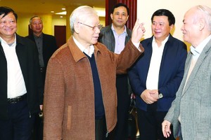 總書記、國家主席阮富仲與各代表交談。