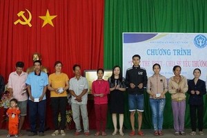 給貧困者贈送逾 1 萬 3400 張醫保卡