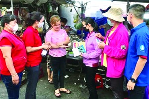 為了向第七街區的華人婦女及當地眾多的華人居民傳達有關防控新型冠狀病毒疫情，第五郡第八坊婦女會於本月13及14日配合共青團、紅十字會組團在當地發動宣傳防控疫情的活動。