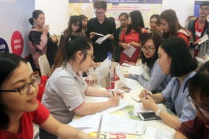 本市勞動青年參加就業對接會。