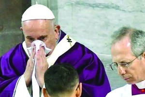 教皇方濟各在週三的活動上擦鼻子。