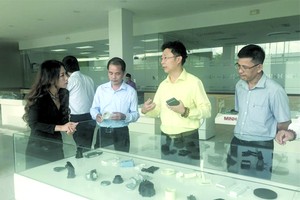 來自澳大利亞的越僑在本市投資配套工業。