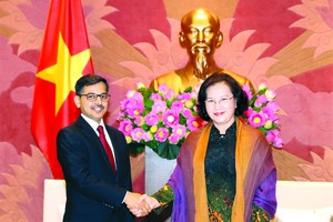 國會主席阮氏金銀昨(28)日在國會大廈接見了來越履新而前來禮節性拜訪的印度駐越南大使普拉奈‧維爾馬閣下。