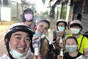 　　“愛心之家”慈善青年用晚上空餘時間 送抗菌洗手液給貧困者。