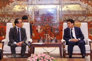 河內市人委會主席阮德鍾昨(20)日，與JICA (日本國際合作機關)駐越辦公廳首席代表小中哲夫舉行會議