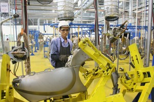 企業在困難中奮力向上。