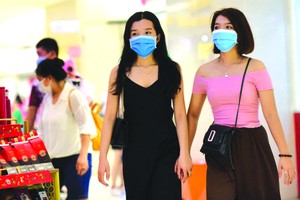 民眾佩戴口罩逛商場。