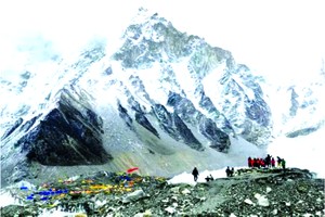 數百登山者被困喜馬拉雅山