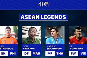 黎功榮（右一）。