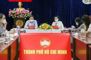 市越南祖國陣線委員就彩票兜售者資助事宜召開視像會議。