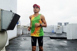 阮達於4月4日在河內一棟公寓天台上跑步。