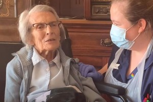 曾經歷兩次世界大戰　106 歲婆婆戰勝疫魔康復出院