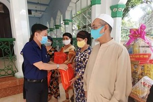 郡越南祖國陣線委員會還向家境貧困的16名回教徒贈送禮物。