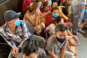 市公安廳刑警科(PC02)第五隊昨(24)日告知，已偵破在第十二郡新泰協坊4A街區阮氏繳街某住房後面的家族義祠組織的1個賭場。公安機關拘捕27人以及許多相關贓物。