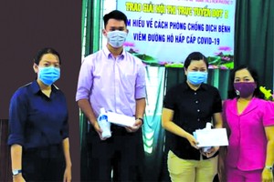 第五郡第十一坊越南祖國陣線委員會昨(8)日向獲得“線上瞭解防控新冠肺炎疫病比賽”的獲獎者頒獎。