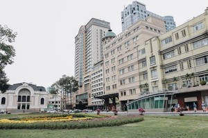 進入市大戲院地鐵站的通道（右側）。