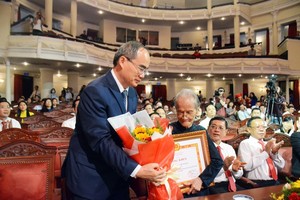 市委書記阮善仁表彰良好學習與傚法胡志明思想、道德和作風的個人。