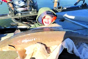 普賴斯興奮舉起湖鱘合照留念。