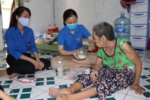 守德郡平壽坊團員除了給凌氏昏婆婆送飯菜還與她聊天。