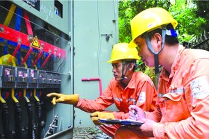 電力技術員檢查設備。