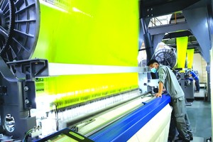 豐富股份總公司高檔棉巾生產設備。