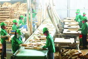 本市企業生產木製品出口。