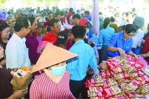 滀臻省紅十字會昨(5)日舉辦2020年人道集市以幫助榕嶼河水鄉村的貧困者。這是響應今年人道月“齊心協力為社群保健”主題的活動。