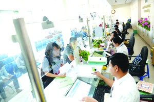 民眾在辦理稅務手續。