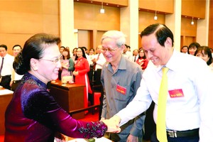 國會主席阮氏金銀接見從事新聞工作前輩與187名來自中央和地方新聞媒體的模範代表。