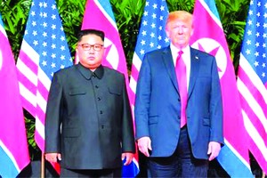 2018年6月12日，在新加坡，朝國務委員會委員長金正恩（左）和美總統特朗普合影。