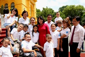 國家副主席鄧氏玉盛在主席府接見參加2020年模範年輕家庭表彰活動的代表團。